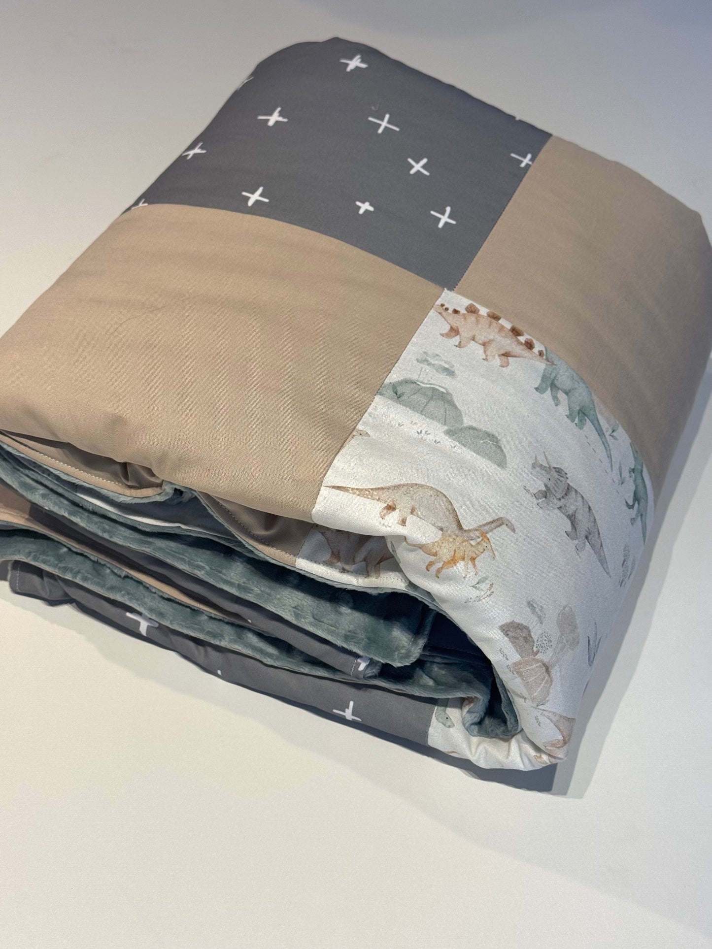 Prête à partir, Couverture de style courtepointe légèrement matelassée. Dinosaures Endos doux en minky bleu/gris