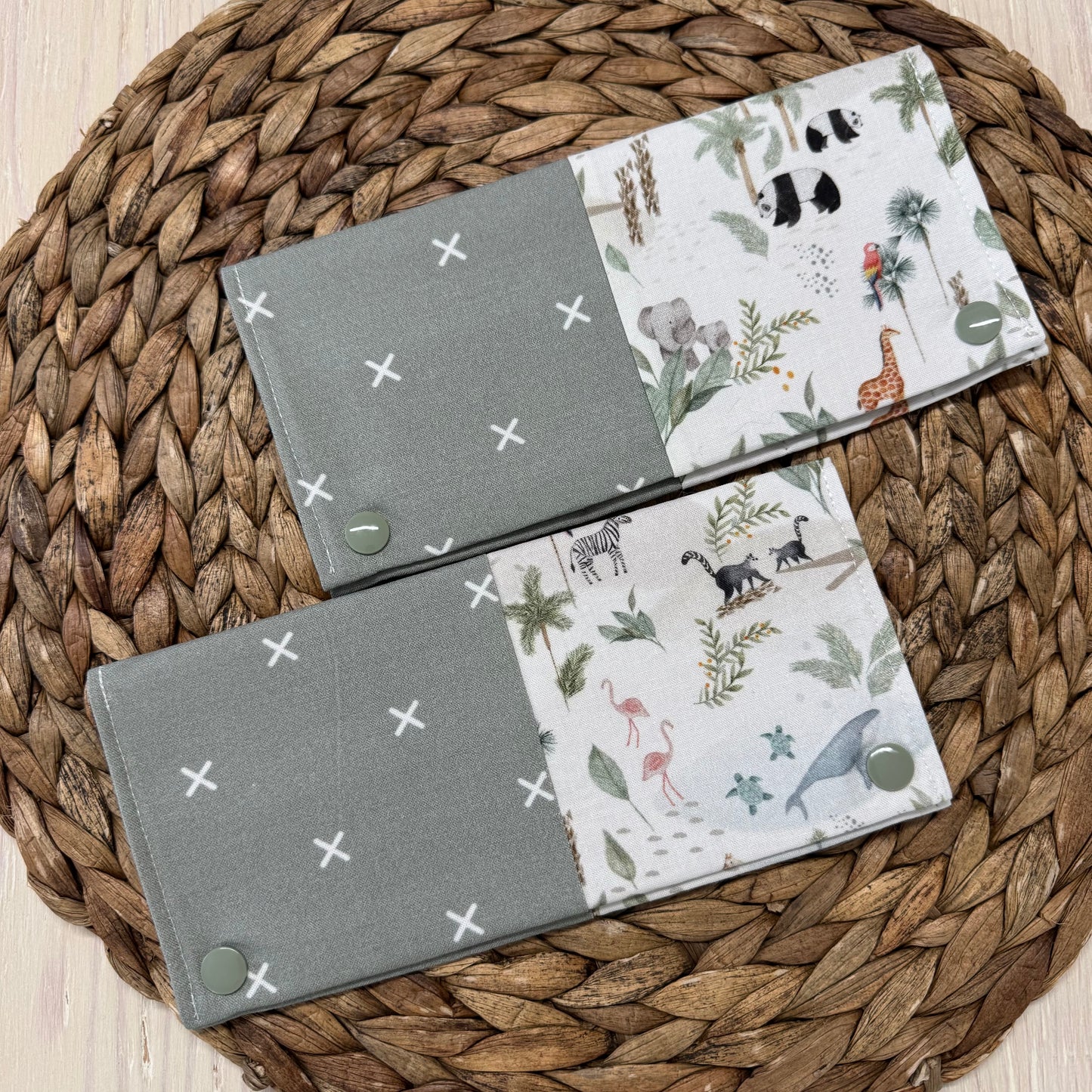 Protège carnet de santé pouvant contenir 2-3 carnets et 8-10 cartes. PRÊTS À PARTIR