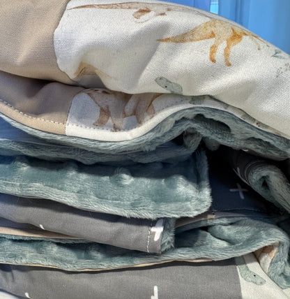 Prête à partir, Couverture de style courtepointe légèrement matelassée. Dinosaures Endos doux en minky bleu/gris