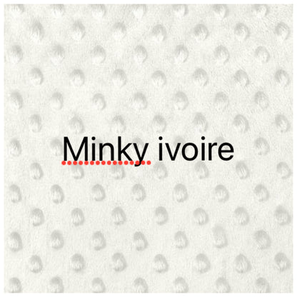 Prête à partir, Couverture de style courtepointe légèrement matelassée, Abeilles.  Endos doux en minky ivoire