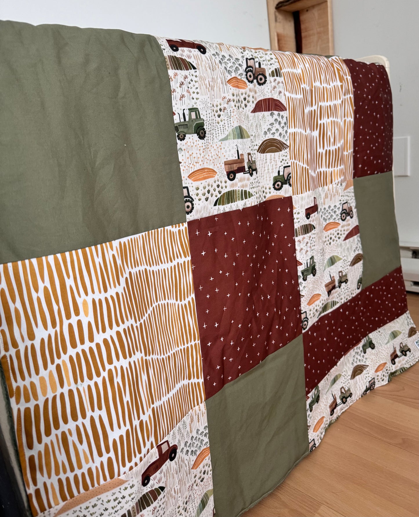 Prête à partir, Couverture de style courtepointe légèrement matelassée, tracteurs .  Endos doux en minky vert olive