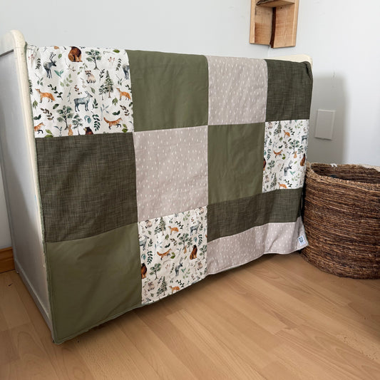 Prête à partir, Couverture de style courtepointe légèrement matelassée, Animaux de la forêt vert olive et gris/beige.  Endos doux en minky vert