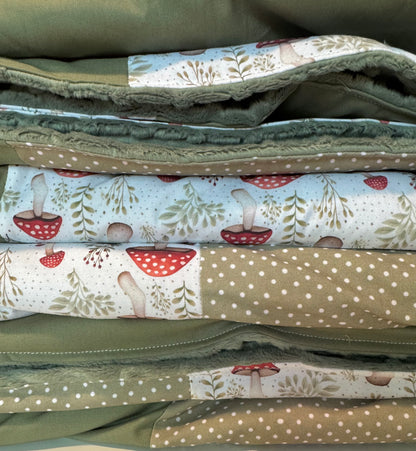 Prête à partir, Couverture de style courtepointe légèrement matelassée, Champignons.  Endos doux en minky vert olive