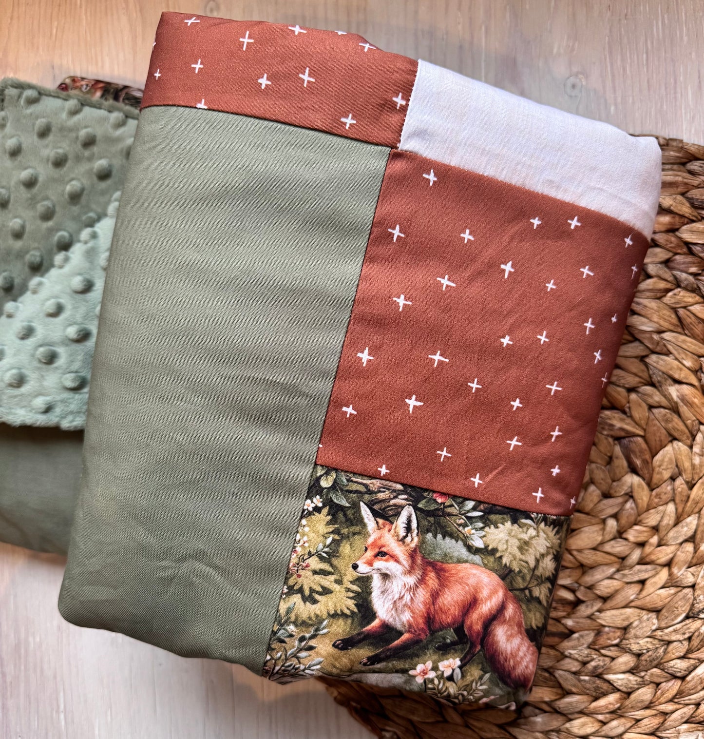 Prête à partir, Couverture de style courtepointe légèrement matelassée, renards en forêt .  Endos doux en minky vert olive