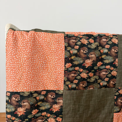 Prête à partir, Couverture de style courtepointe légèrement matelassée Loutres, endos minky vert