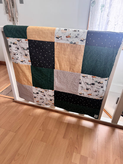 Prête à partir, Couverture de style courtepointe légèrement matelassée, camions de construction.  Endos doux en minky émeraude