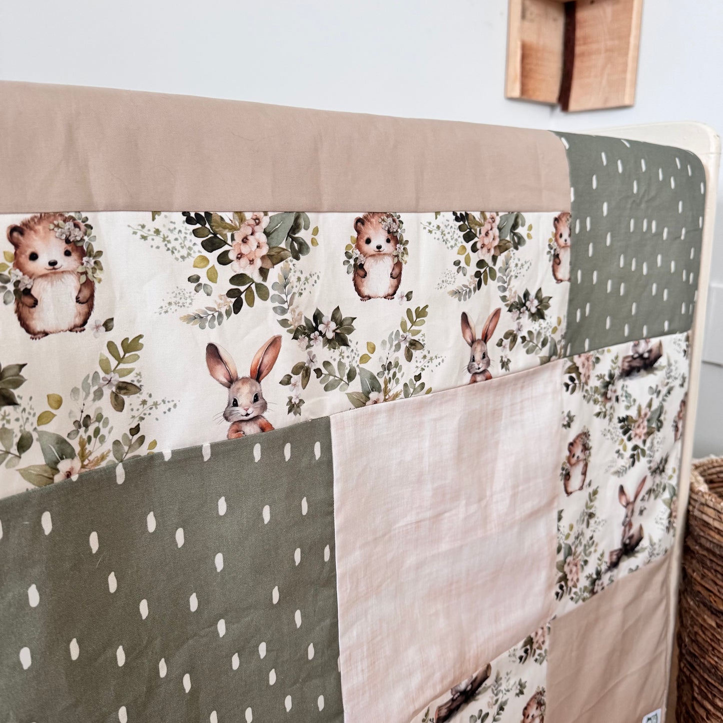 Prête à partir, Couverture de style courtepointe légèrement matelassée, lapins et hérissons. Endos doux en minky beige