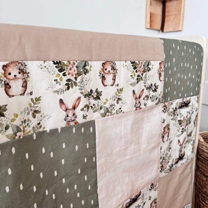 Prête à partir, Couverture de style courtepointe légèrement matelassée, lapins et hérissons. Endos doux en minky beige