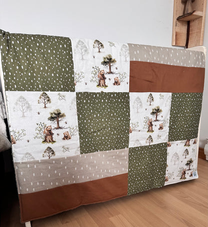 Prête à partir, Couverture de style courtepointe légèrement matelassée, Oursons et arbres. Endos doux en minky vert