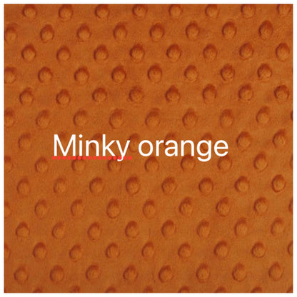 Prête à partir, Couverture de style courtepointe légèrement matelassée, vaches highland.  Endos doux en minky orange