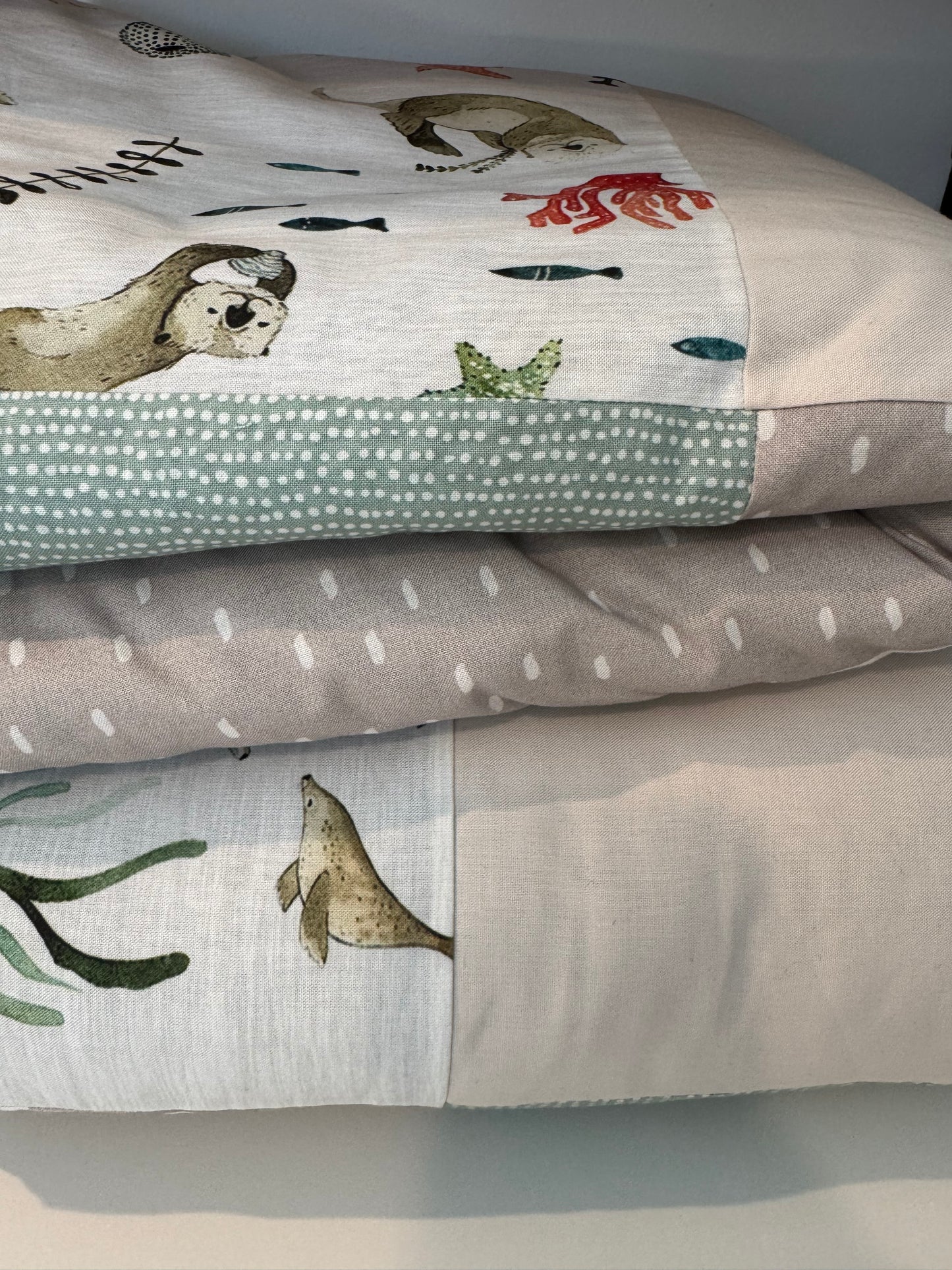 Prête à partir, Couverture de style courtepointe légèrement matelassée, animaux marins.  Endos doux en minky émeraude