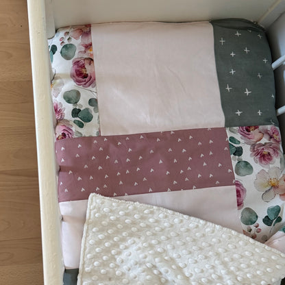 Prête à partir, Couverture de style courtepointe légèrement matelassée, fleurs roses et feuillage. Endos doux en minky ivoire
