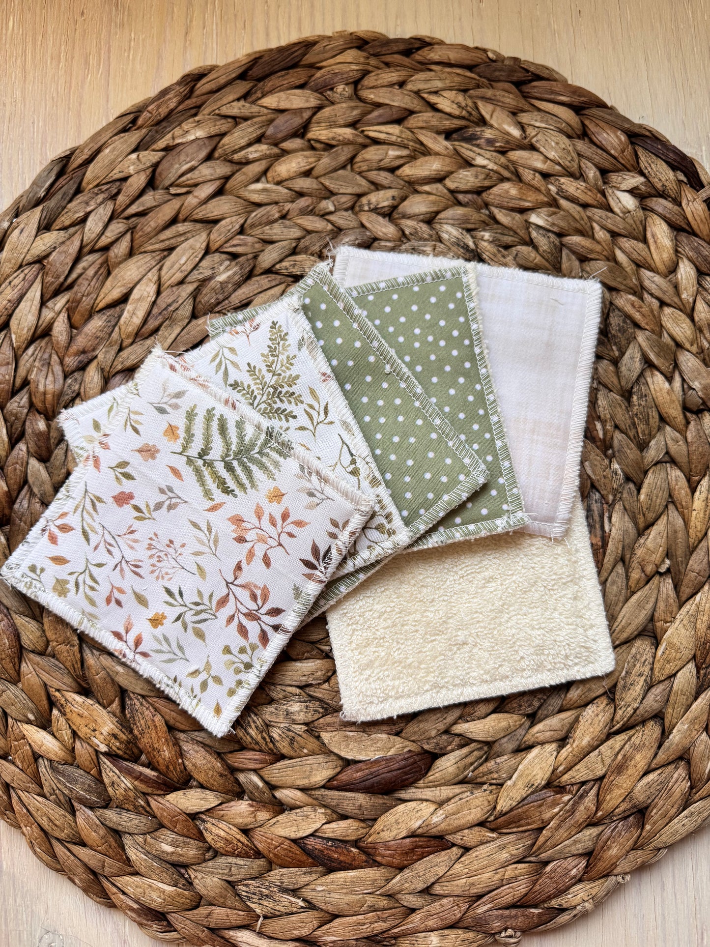 Washcloths, wipe, size approximately 8x8'' comes in a set of 4