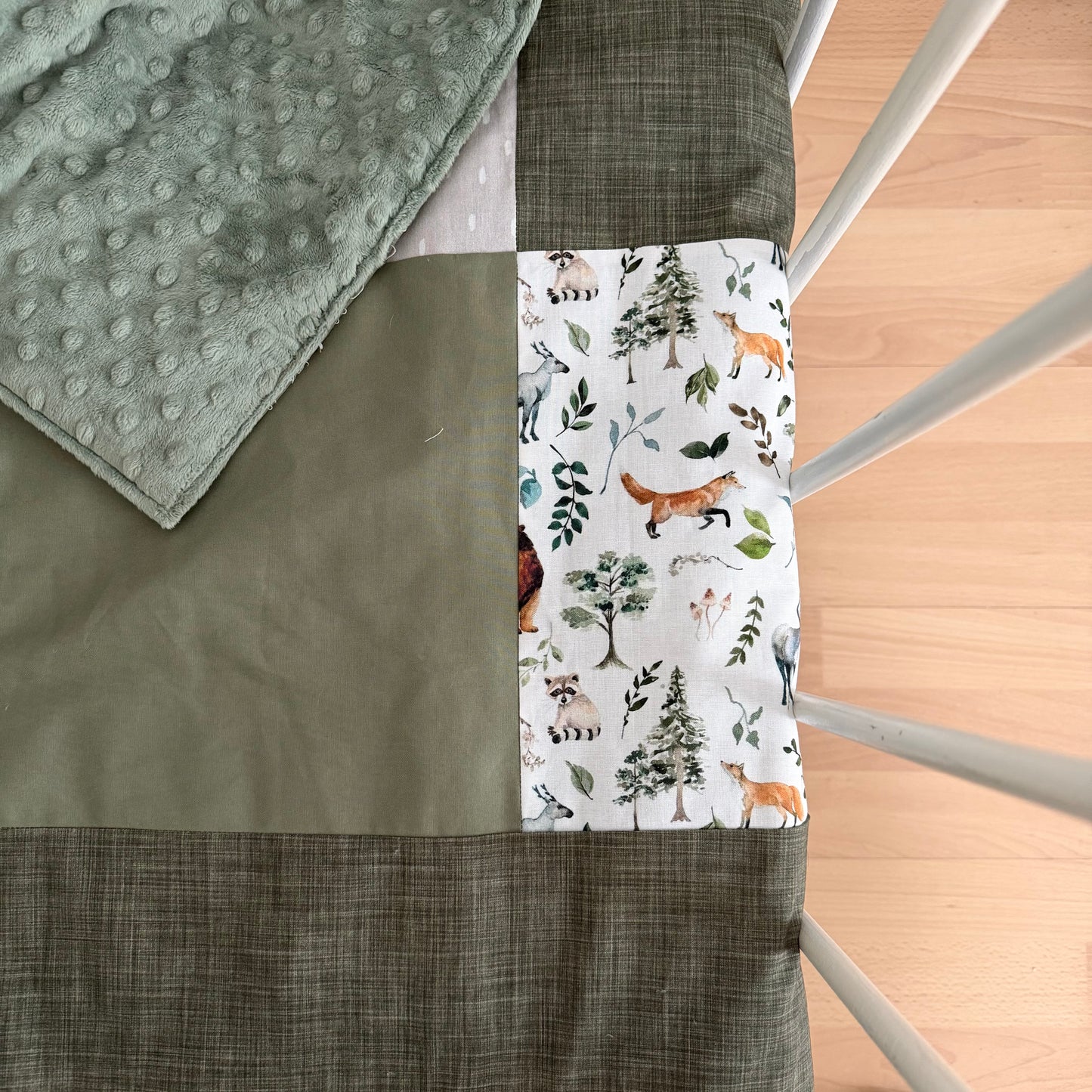 Prête à partir, Couverture de style courtepointe légèrement matelassée, Animaux de la forêt vert olive et gris/beige.  Endos doux en minky vert
