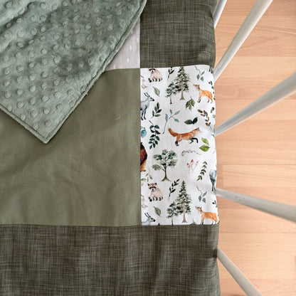 Prête à partir, Couverture de style courtepointe légèrement matelassée, Animaux de la forêt vert olive et gris/beige.  Endos doux en minky vert