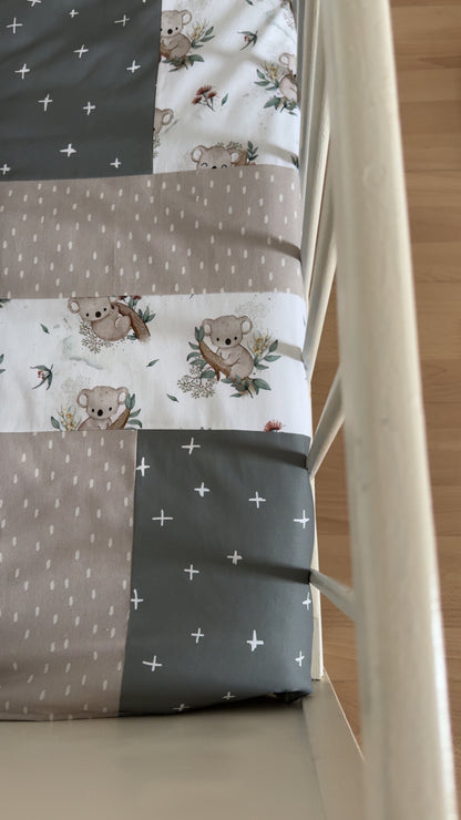 Prête à partir, Couverture de style courtepointe légèrement matelassée, koalas et teintes de vert de gris et beige.  Endos doux en minky gris pale