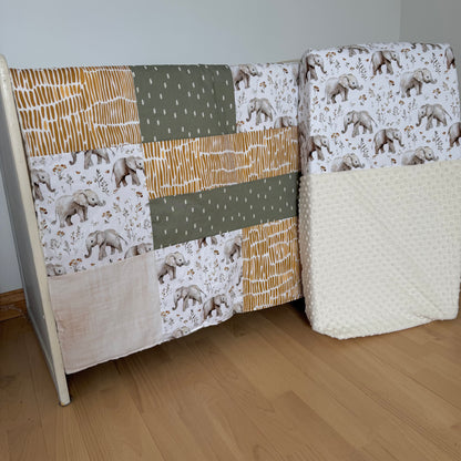 Prête à partir, Couverture de style courtepointe légèrement matelassée, Éléphants gris.  Endos doux en minky ivoire