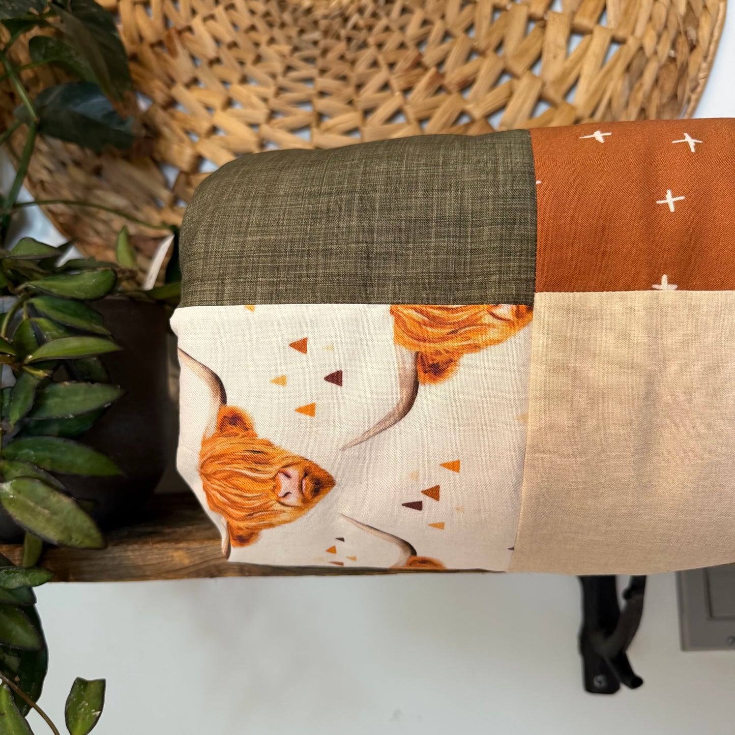 Prête à partir, Couverture de style courtepointe légèrement matelassée vaches highland, endos minky rouille
