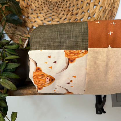 Prête à partir, Couverture de style courtepointe légèrement matelassée vaches highland, endos minky rouille