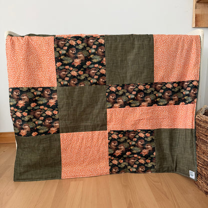 Prête à partir, Couverture de style courtepointe légèrement matelassée Loutres, endos minky vert