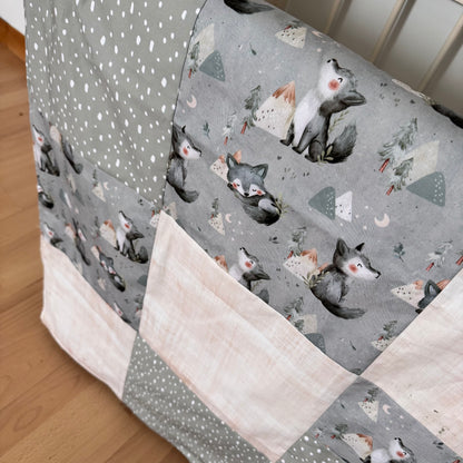 Prête à partir, Couverture de style courtepointe légèrement matelassée, Loups. Endos doux en minky ivoire