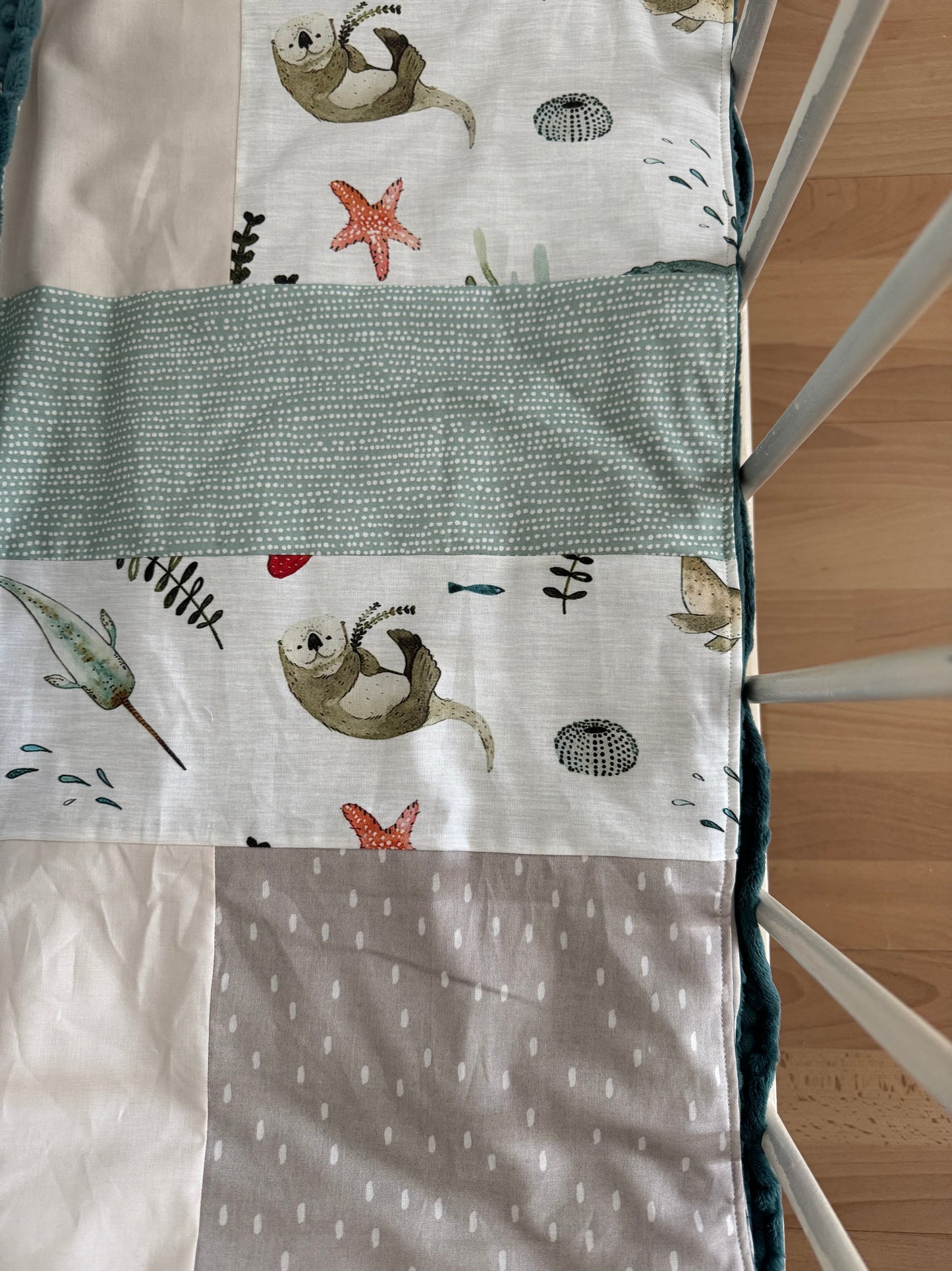 Prête à partir, Couverture de style courtepointe légèrement matelassée, animaux marins.  Endos doux en minky émeraude