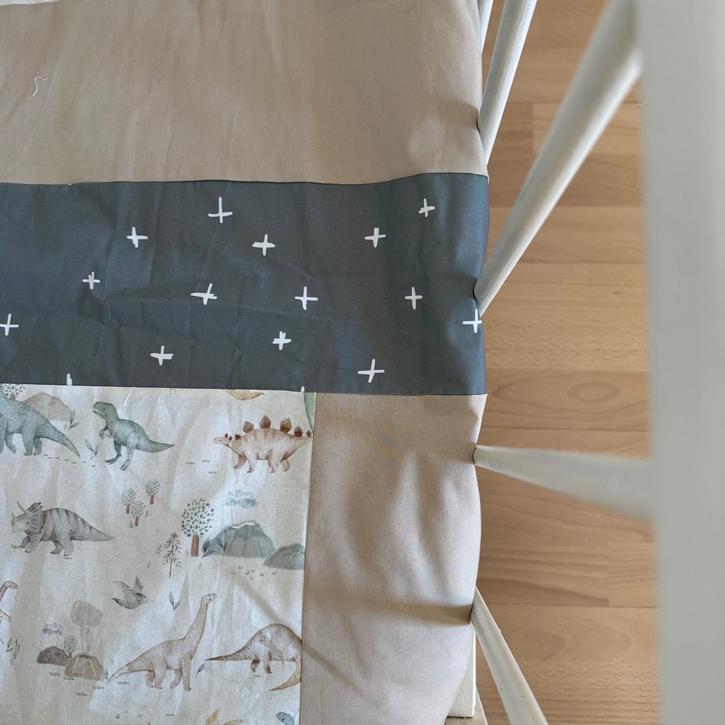 Prête à partir, Couverture de style courtepointe légèrement matelassée. Dinosaures Endos doux en minky bleu/gris