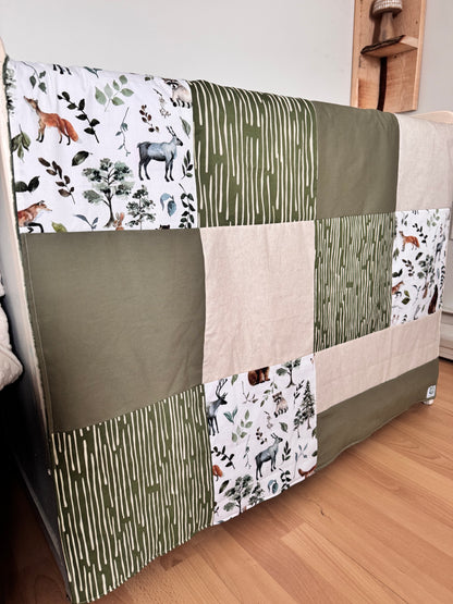 Prête à partir, Couverture de style courtepointe légèrement matelassée, Animaux de la forêt vert olive et beige.  Endos doux en minky vert