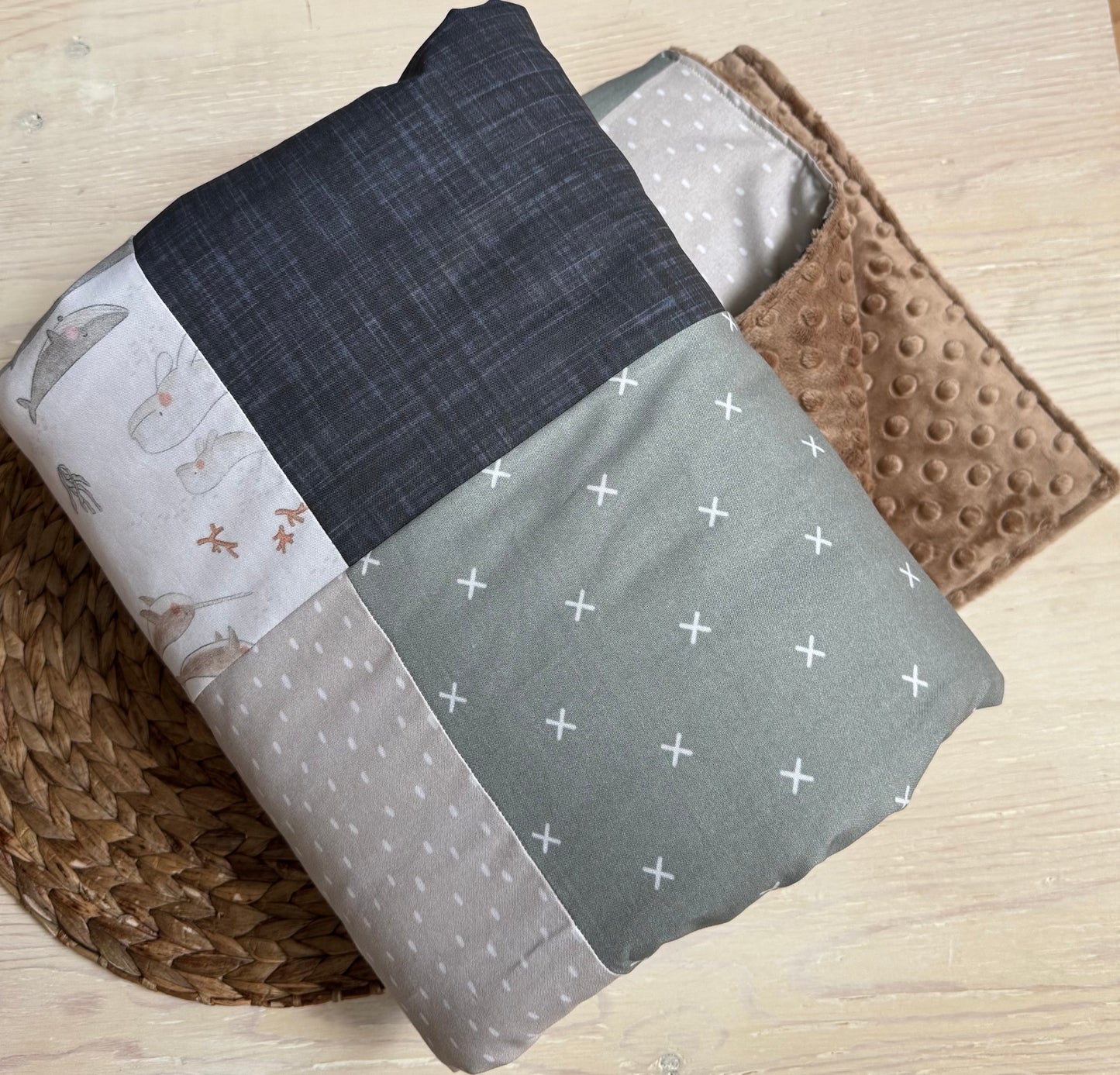 Prête à partir, Couverture de style courtepointe légèrement matelassée, familles de baleines.  Endos doux en minky taupe
