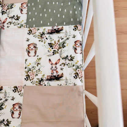 Prête à partir, Couverture de style courtepointe légèrement matelassée, lapins et hérissons. Endos doux en minky beige