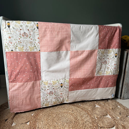 Prête à partir, Couverture de style courtepointe légèrement matelassée, Abeilles.  Endos doux en minky ivoire