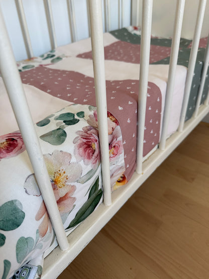 Prête à partir, Couverture de style courtepointe légèrement matelassée, fleurs roses et feuillage. Endos doux en minky ivoire