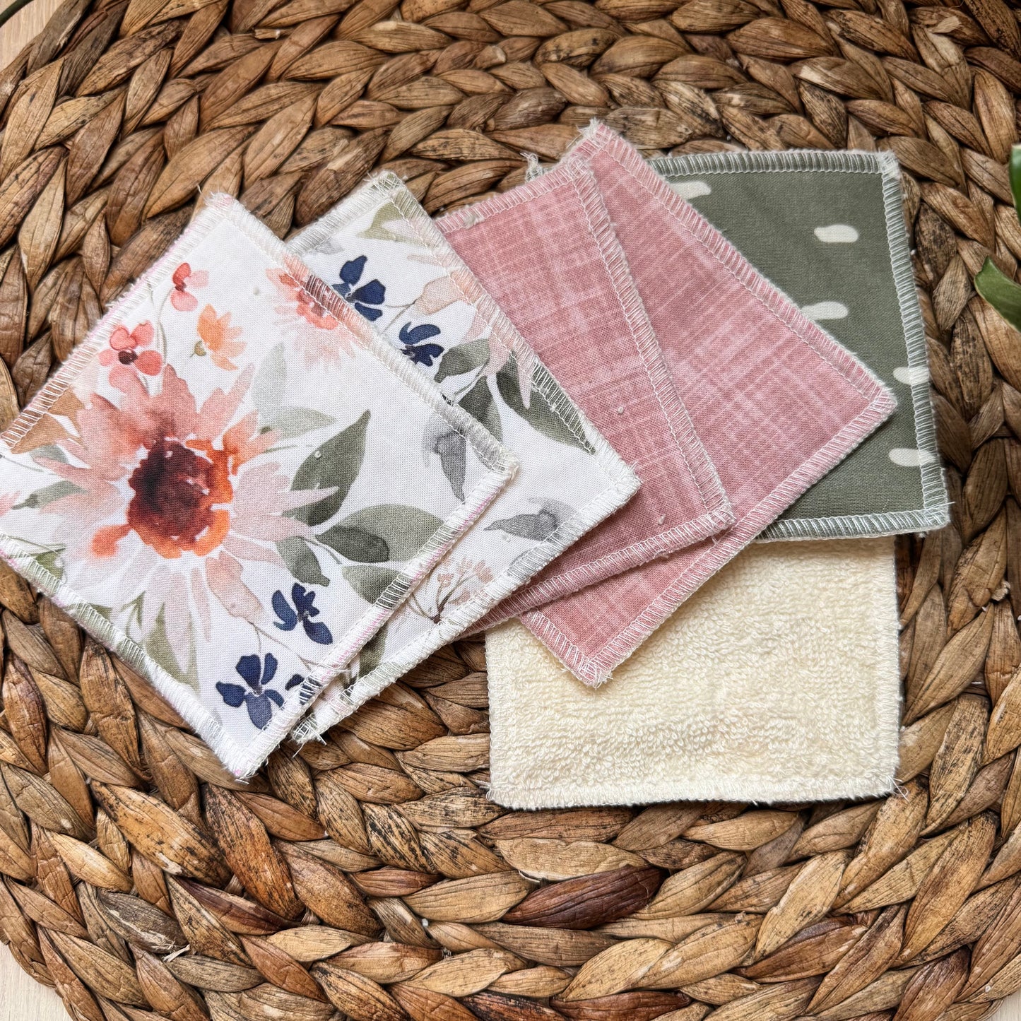 Washcloths, wipe, size approximately 8x8'' comes in a set of 4