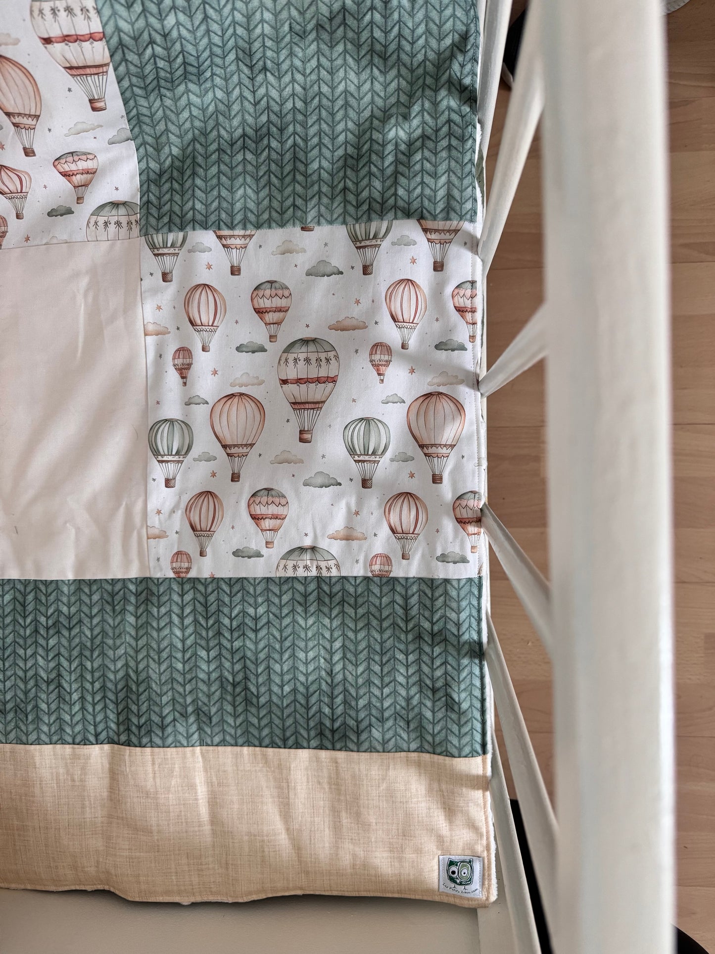 Prête à partir, Couverture de style courtepointe légèrement matelassée, Montgolfières. Endos doux en minky ivoire