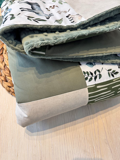 Prête à partir, Couverture de style courtepointe légèrement matelassée, Animaux de la forêt vert olive et beige.  Endos doux en minky vert