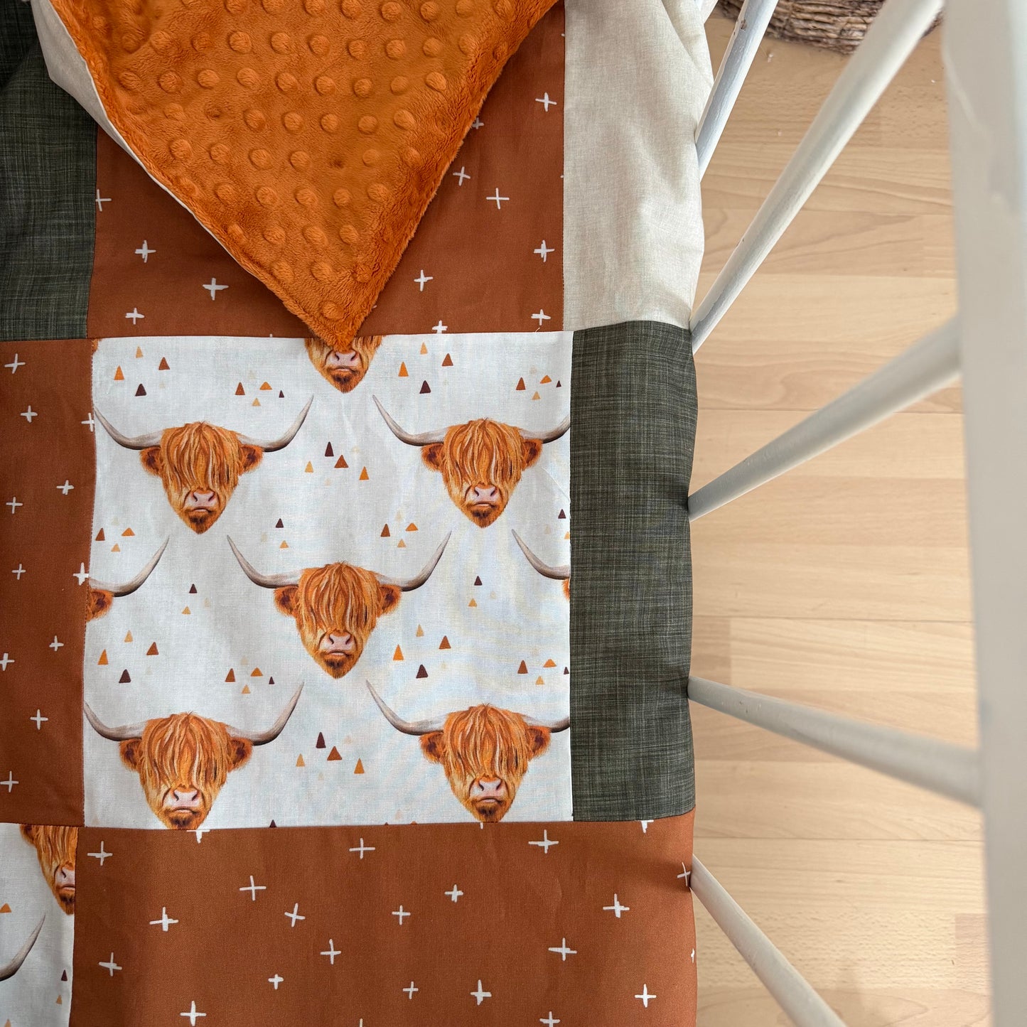 Prête à partir, Couverture de style courtepointe légèrement matelassée vaches highland, endos minky rouille
