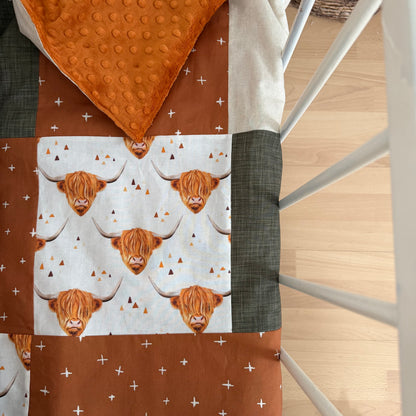 Prête à partir, Couverture de style courtepointe légèrement matelassée vaches highland, endos minky rouille