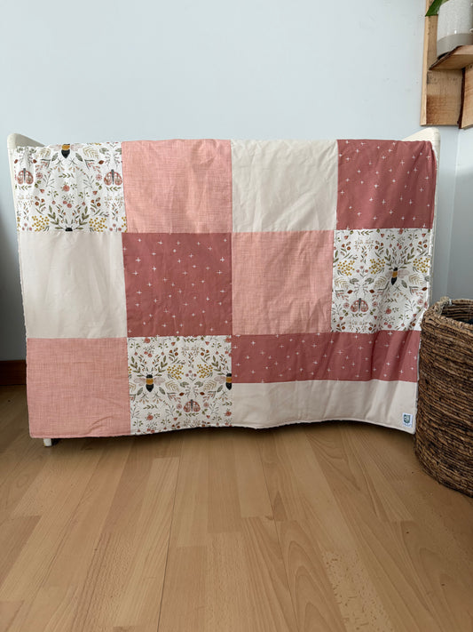 Prête à partir, Couverture de style courtepointe légèrement matelassée, Abeilles.  Endos doux en minky ivoire