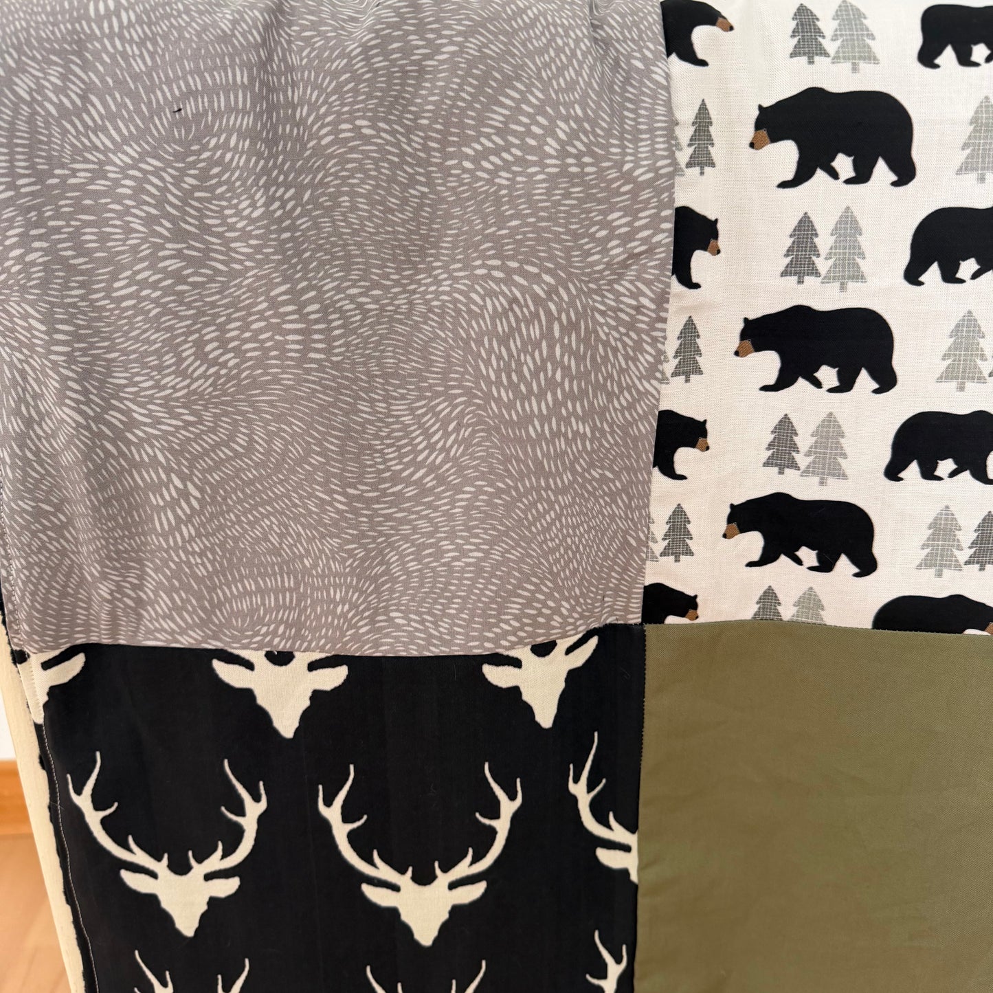 Prête à partir, Couverture de style courtepointe légèrement matelassée cerfs et ours noir, endos minky noir