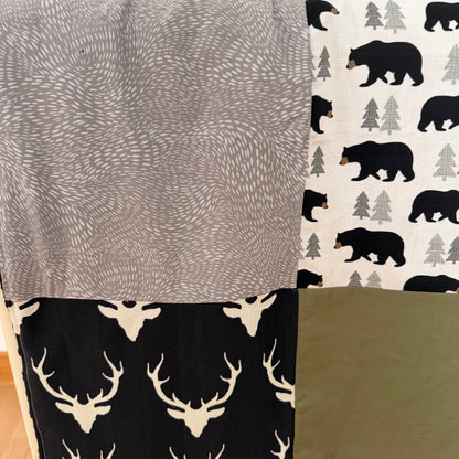 Prête à partir, Couverture de style courtepointe légèrement matelassée cerfs et ours noir, endos minky noir