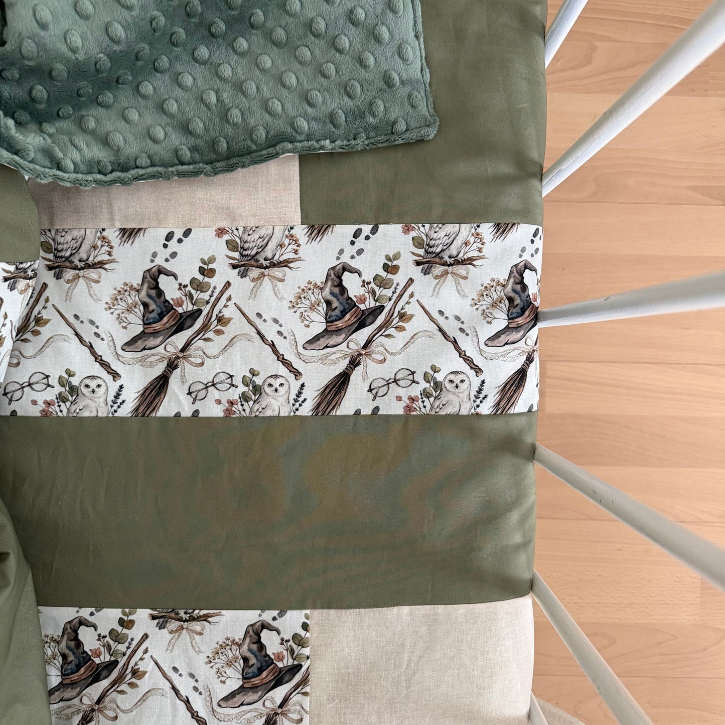 Prête à partir, Couverture de style courtepointe légèrement matelassée Sorciers, endos minky vert