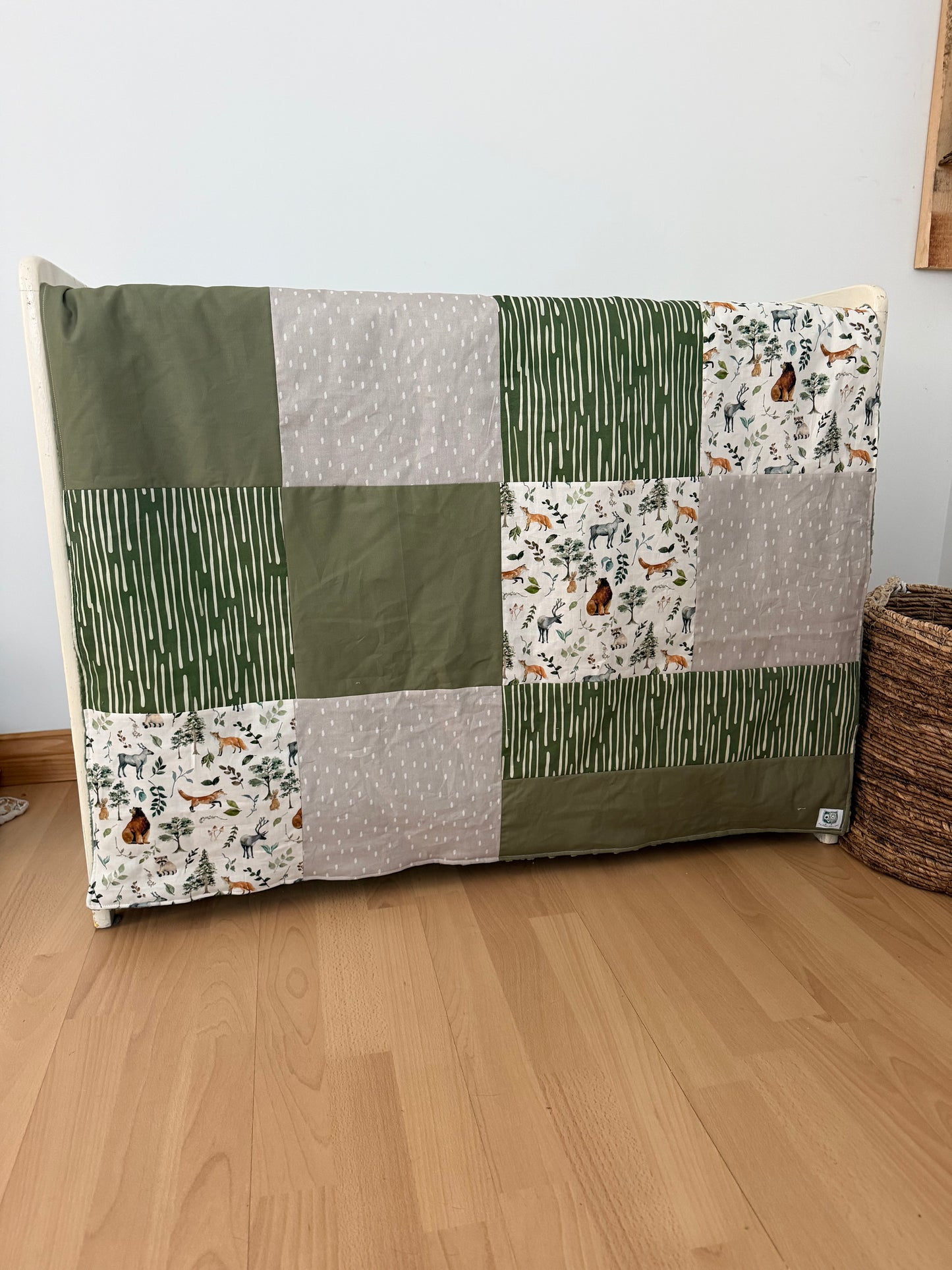 Prête à partir, Couverture de style courtepointe légèrement matelassée, Animaux de la forêt vert olive et gris/beige.  Endos doux en minky vert