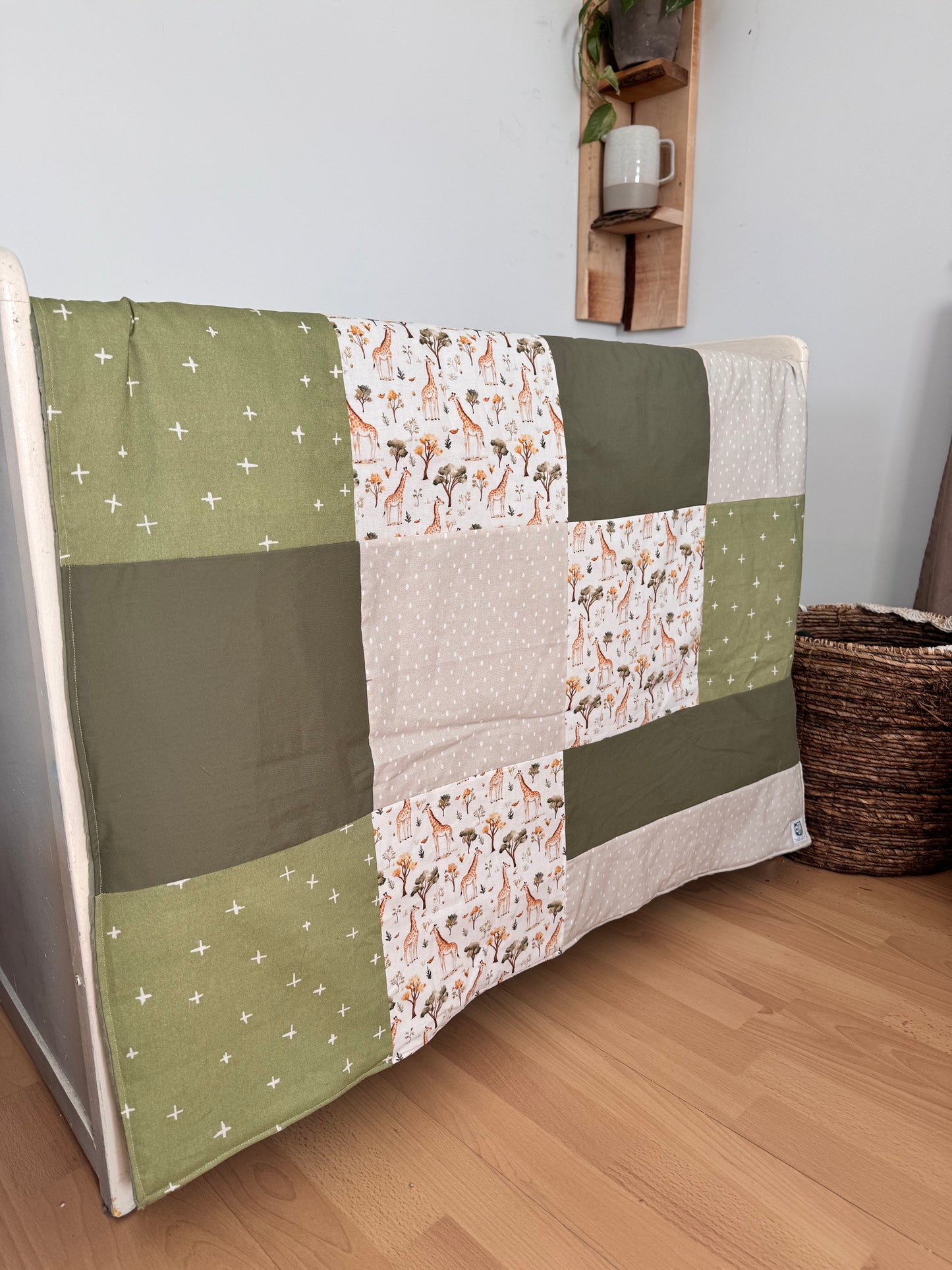 Prête à partir, Couverture de style courtepointe légèrement matelassée, girafes .  Endos doux en minky vert olive
