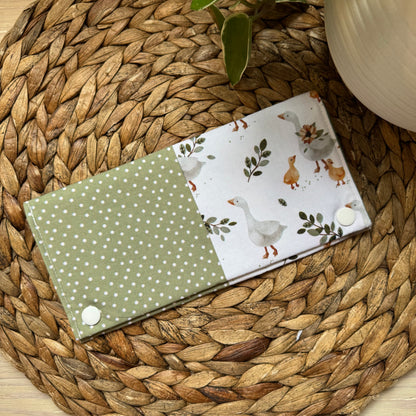 Protège carnet de santé pouvant contenir 2-3 carnets et 8-10 cartes. PRÊTS À PARTIR