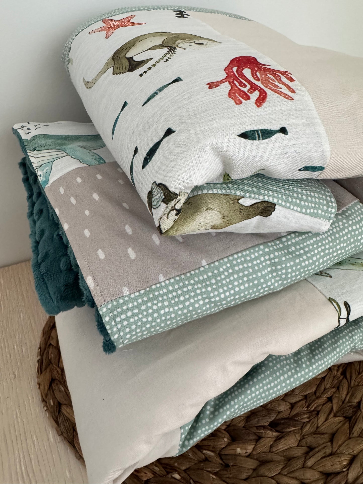 Prête à partir, Couverture de style courtepointe légèrement matelassée, animaux marins.  Endos doux en minky émeraude
