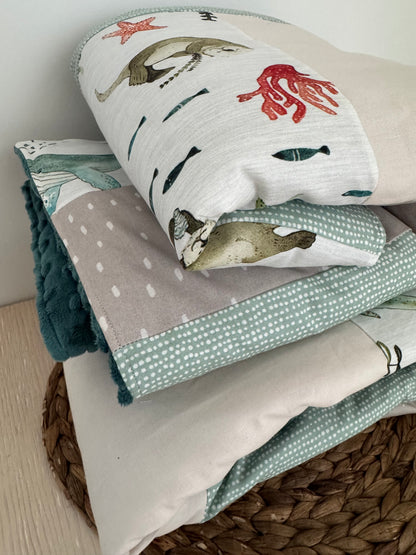Prête à partir, Couverture de style courtepointe légèrement matelassée, animaux marins.  Endos doux en minky émeraude
