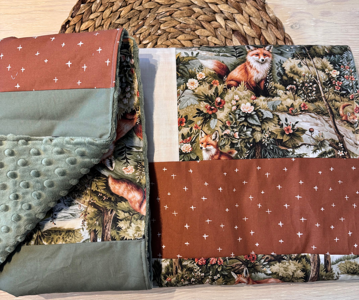 Prête à partir, Couverture de style courtepointe légèrement matelassée, renards en forêt .  Endos doux en minky vert olive