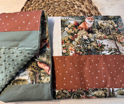 Prête à partir, Couverture de style courtepointe légèrement matelassée, renards en forêt .  Endos doux en minky vert olive