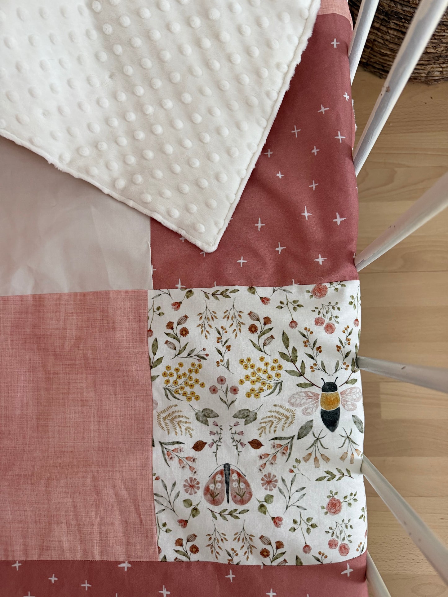 Prête à partir, Couverture de style courtepointe légèrement matelassée, Abeilles.  Endos doux en minky ivoire