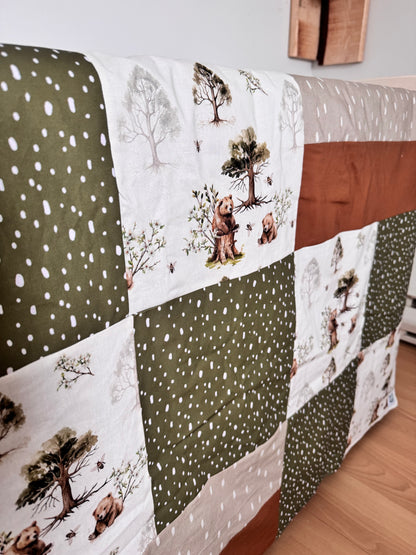 Prête à partir, Couverture de style courtepointe légèrement matelassée, Oursons et arbres. Endos doux en minky vert
